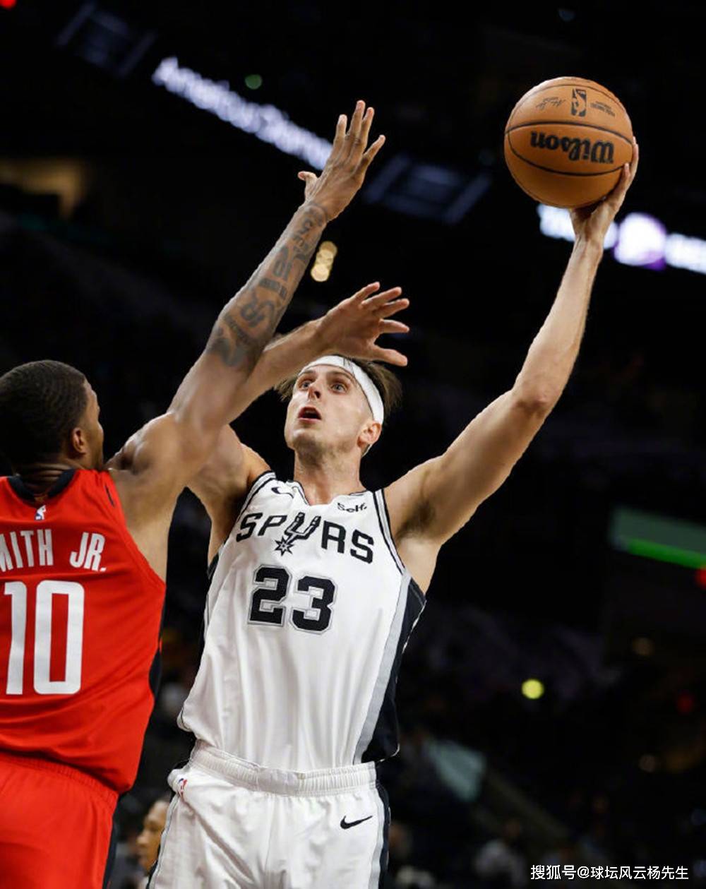 青岛队险胜马刺，霍勒迪高光表现