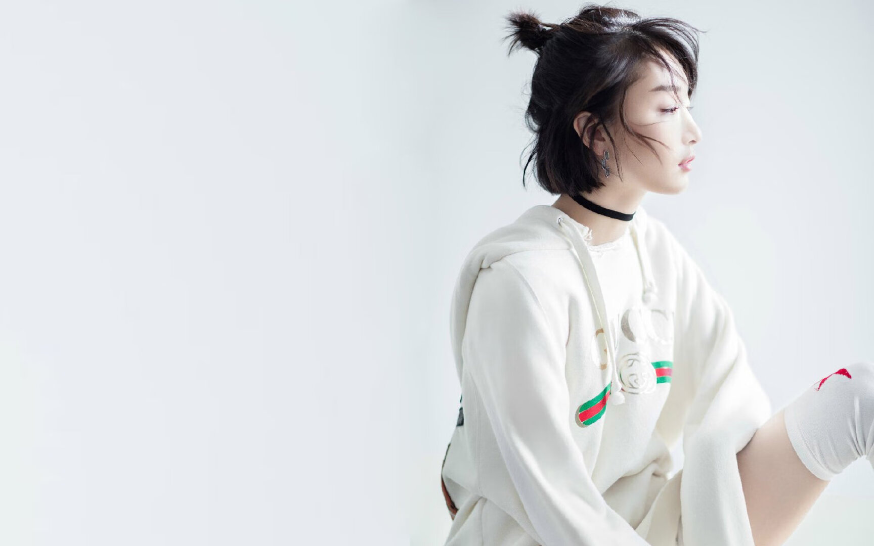 碾碎与克制,强者文化与个体坚韧的两面镜像