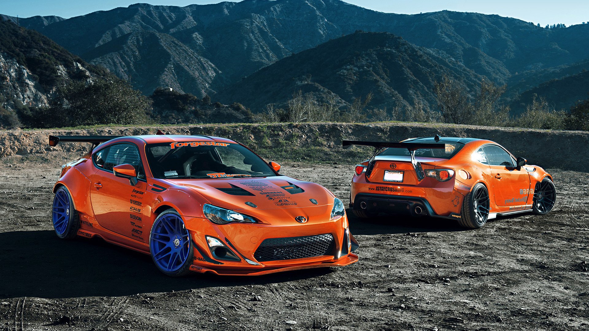 双城记,引擎轰鸣与终场哨响—当F1街道赛的弯道哲学遇上足球场的波兰时间