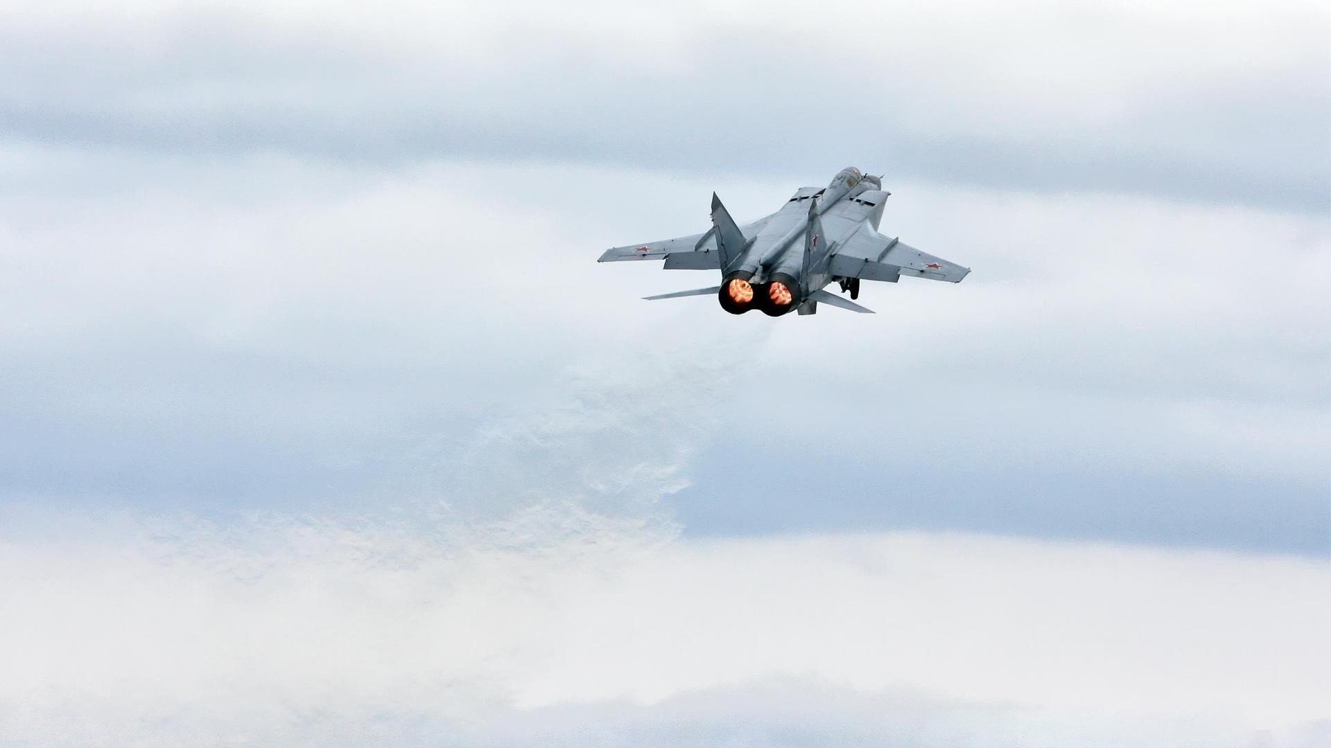 无国界的铁闸,楚阿梅尼用他的防守美学,为巴黎艺术锁上了对抗美国风暴的门